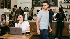 6 semne că o persoană este îndrăgostită, dar ascunde acest lucru