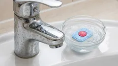 Tablete pentru mașina de spălat vase în baie? Acest truc te va ajuta să scapi de murdărie fără să freci cu peria.